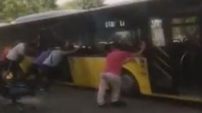 İETT Otobüsü yolda askıda kaldı!