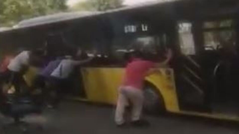 İETT Otobüsü yolda askıda kaldı!