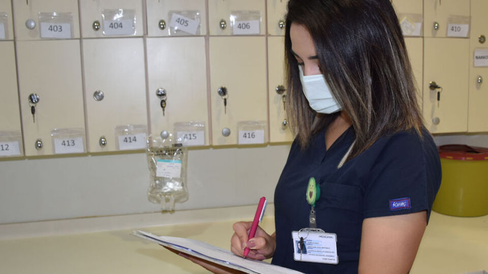 Mücadelesini koluna resmetti! "Nefes al"