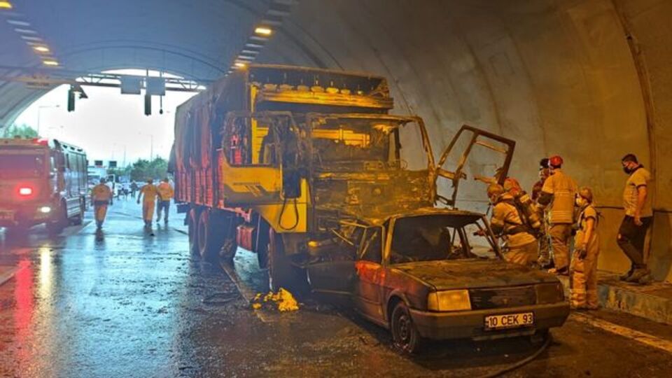 Kaza değil dehşet! Otomobil alev aldı: 4 ölü!