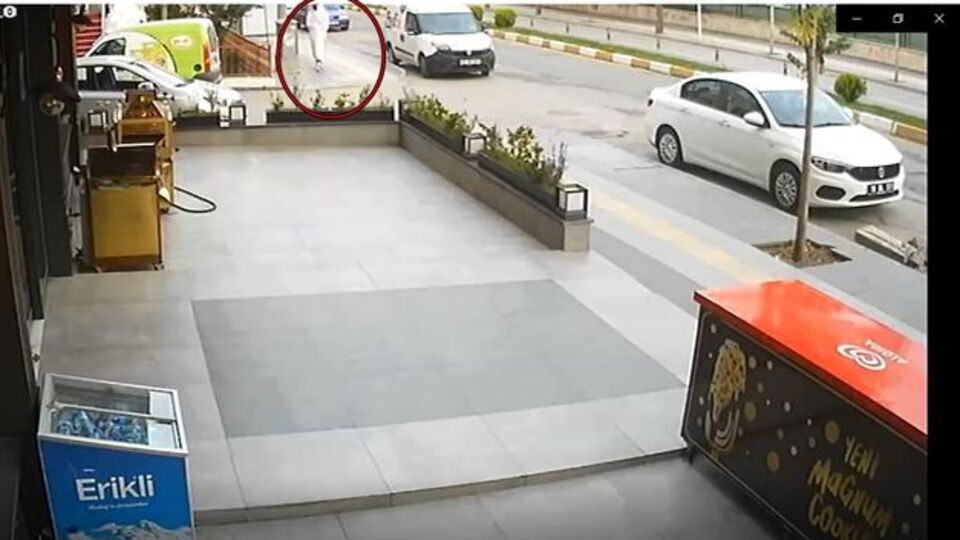 Beyaz çarşaflı motosiklet hırsızı kamerada