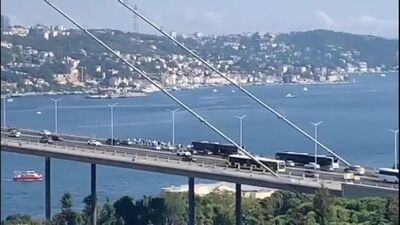 Metrobüs arızalandı! Köprüde indirdi!