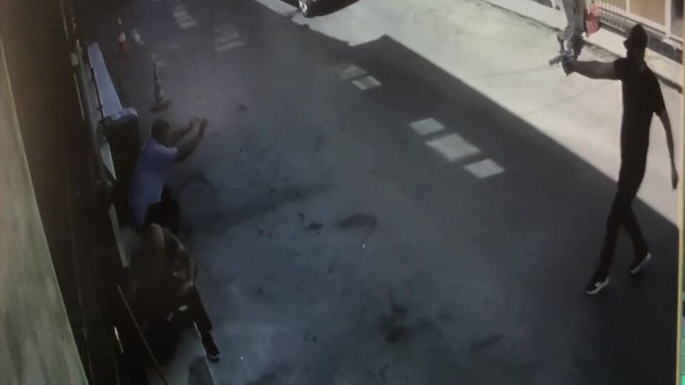 Dükkanının önünde kurşunlandı