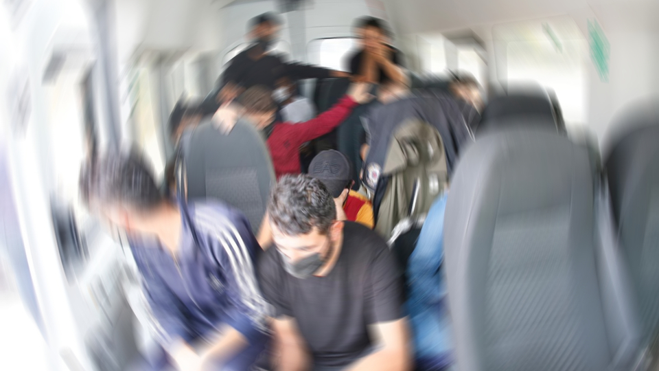 Minibüsten 42 düzensiz göçmen çıktı