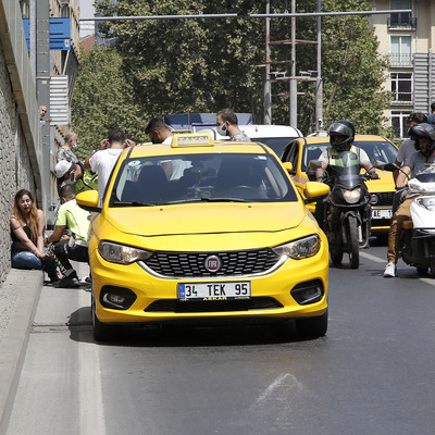 Taksici ile tartışan turist sinir krizi geçirdi
