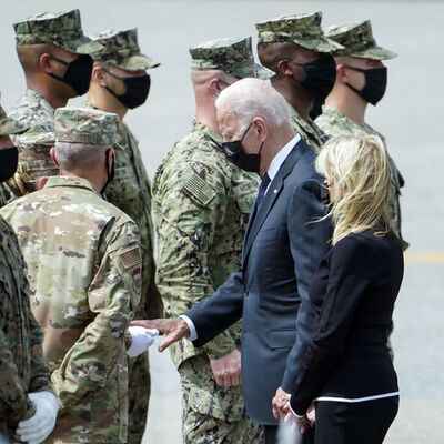Biden cenazeleri karşıladı