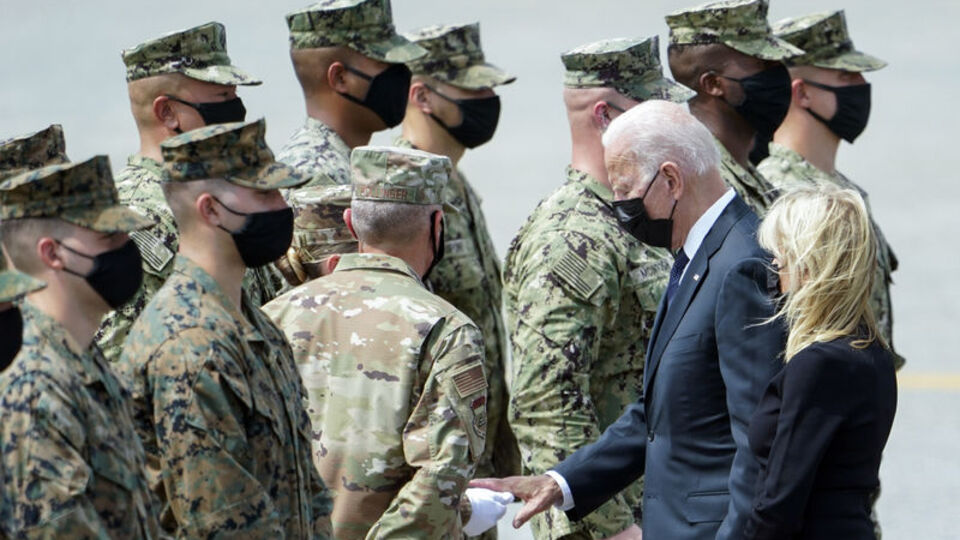 Biden cenazeleri karşıladı