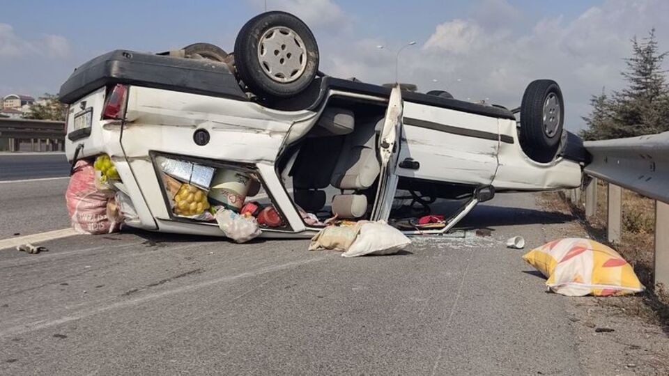 Tıka basa dolu otomobil takla attı: 6 yaralı