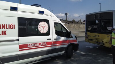 Kamyon, İETT otobüsüne çarptı: 2 yaralı!