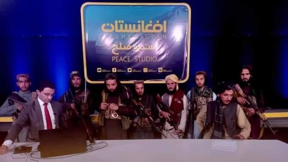 Dünya gündemine oturdu: Taliban güçleri silahlarla canlı yayında!