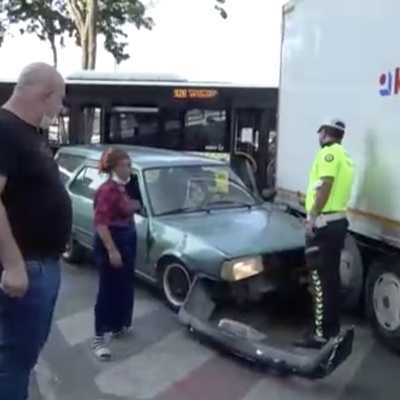 Hem çarptı hem sinirlendi! Tamponla saldırdı