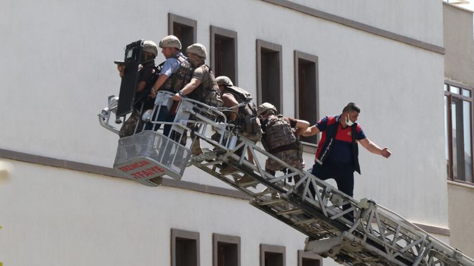 Film gibi operasyon! 2 kişi öldürdü, teslim olmadı