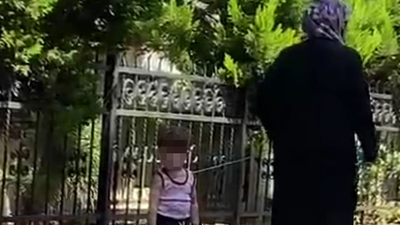 Çocuğu belinden iple bağlayıp gezdirdi!