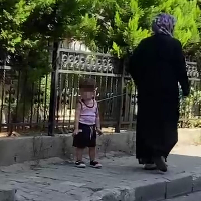 Çocuğu belinden iple bağlayıp gezdirdi!