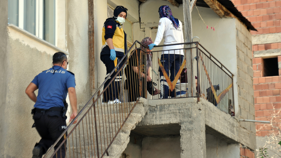 Balkonda uyurken kurşunların hedefi oldu