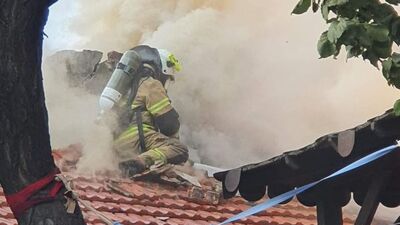 Yangında çatı çöktü, itfaiye eri ölümden döndü