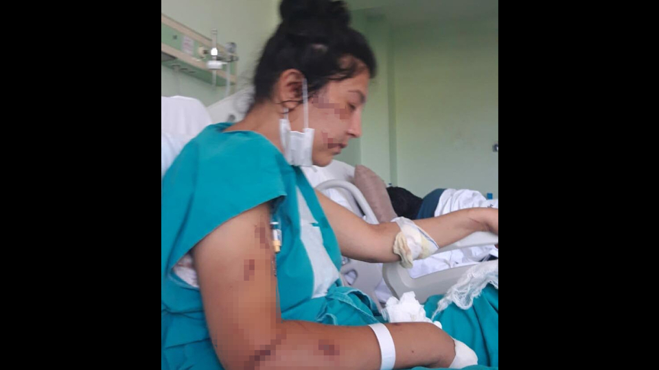 Karısını banyoya kilitleyip defalarca bıçakladı!