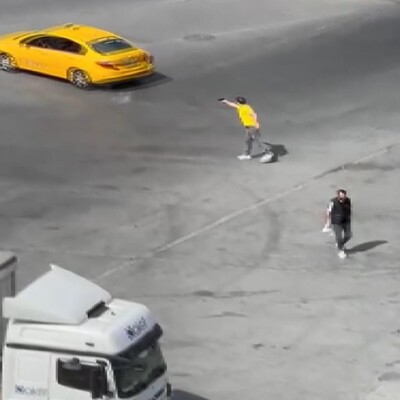 Tartıştığı taksicinin arkasından böyle ateş etti!