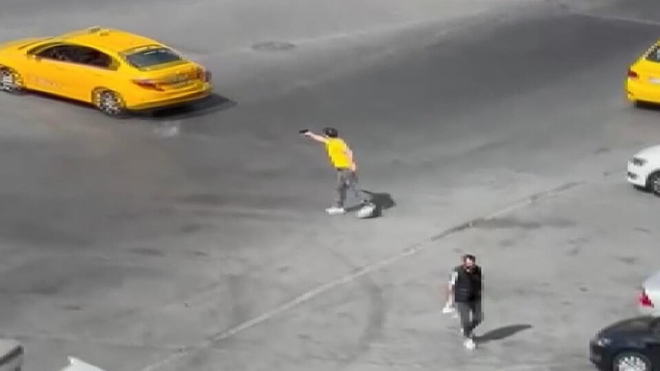 Tartıştığı taksicinin arkasından böyle ateş etti!