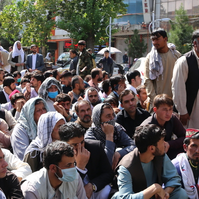 Kabil'de bankaların önünde uzun kuyruklar oluştu