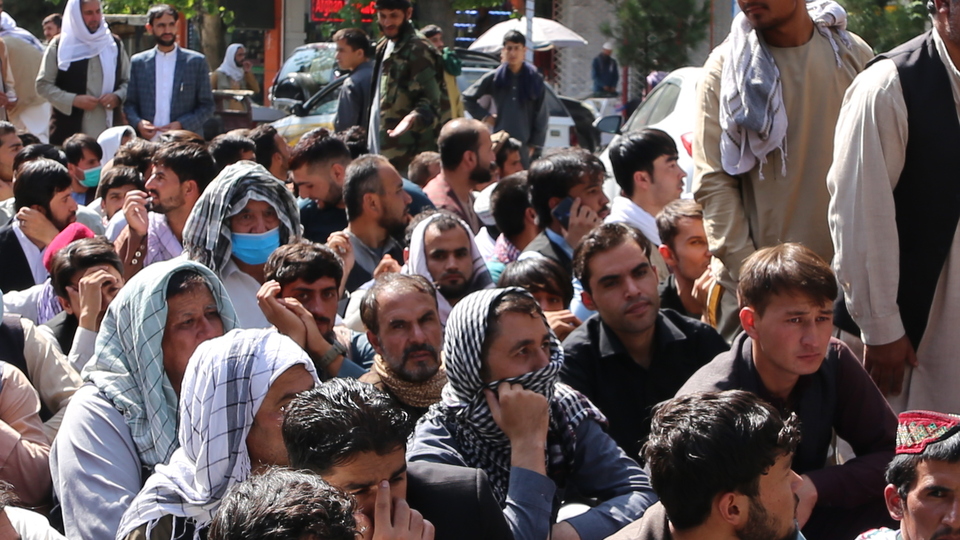 Kabil'de bankaların önünde uzun kuyruklar oluştu