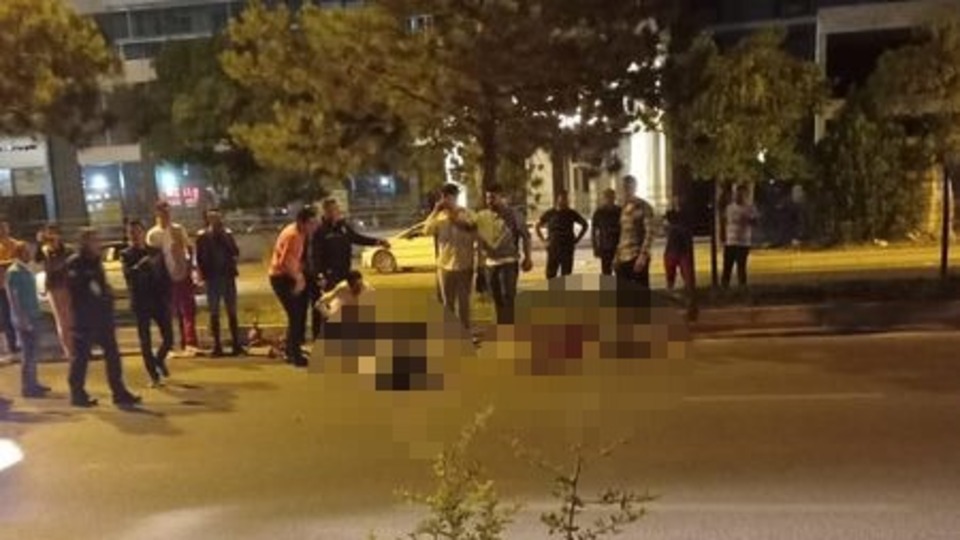 Aniden yola çıkan çocuğu kurtarmak isterken öldüler!