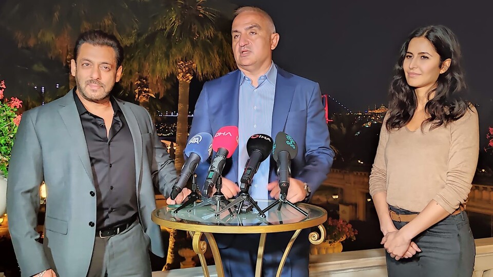 Hintli oyuncularla görüştü