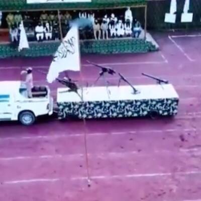 Taliban'dan silahlı geçit töreni!