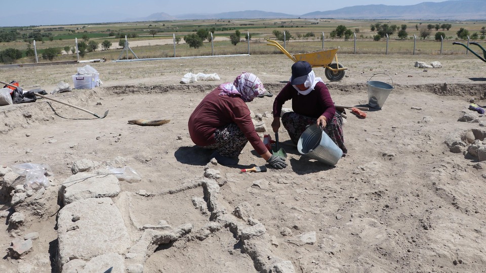 Tarlaların emektar kadınları tarihe ışık tutmak için kazıyor