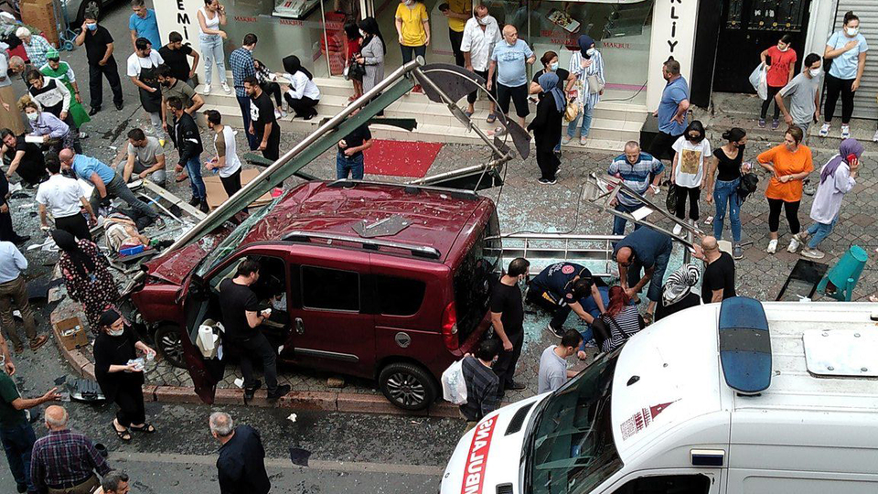 Otomobil durağa daldı! 1 ölü, 7 kişi yaralı