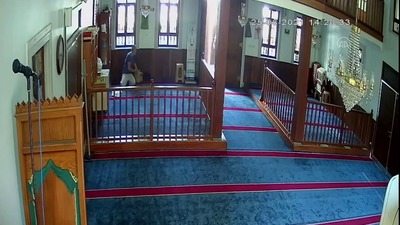 Camide 'pes' dedirten hırsızlık!