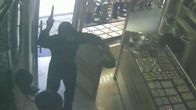 Kuyumcuya giren silahlı soyguncu neye uğradığını şaşırdı!