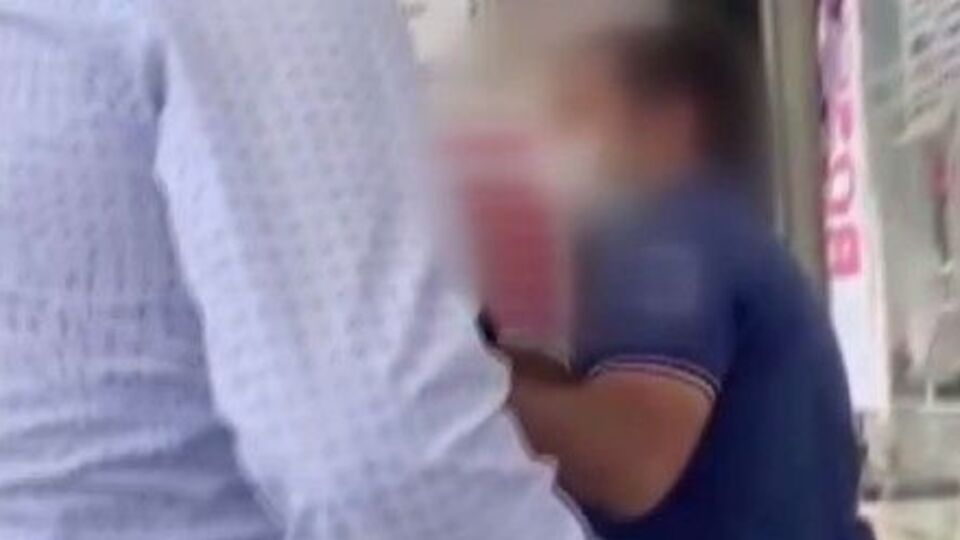 Kadınların fotoğrafını çekiyordu! Mahalleli fark etti!