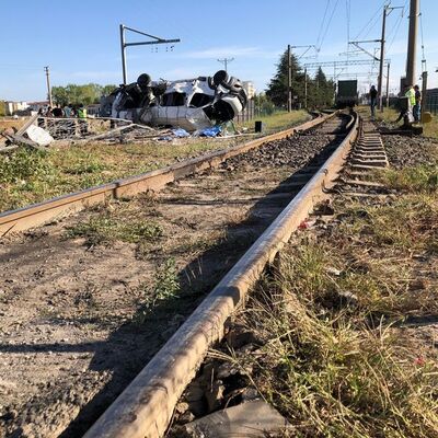 Yük treni servise çarptı! Ölü ve yaralılar var!