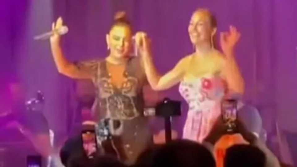 Ebru Gündeş ve Meryem Uzerli karşılıklı göbek attı!