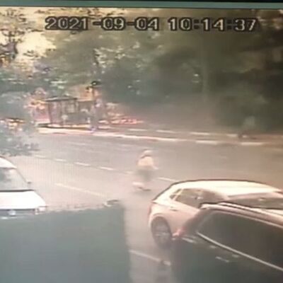 Yaşlı kadının feci sonu kamerada!