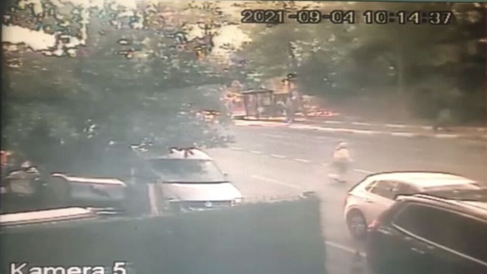 Yaşlı kadının feci sonu kamerada!