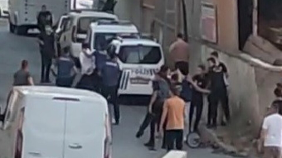 Arnavutköy'de feci olay! Mahalle savaş alanına döndü