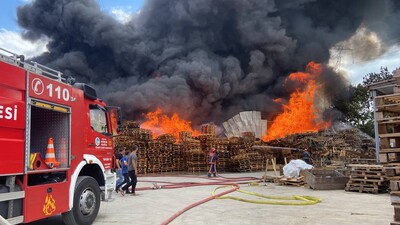 Geri dönüşüm fabrikasında feci yangın!
