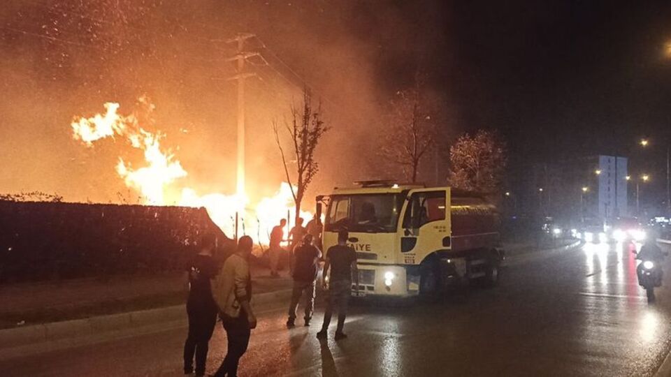 Sanayi sitesinde çıkan otluk alan yangını korkuttu