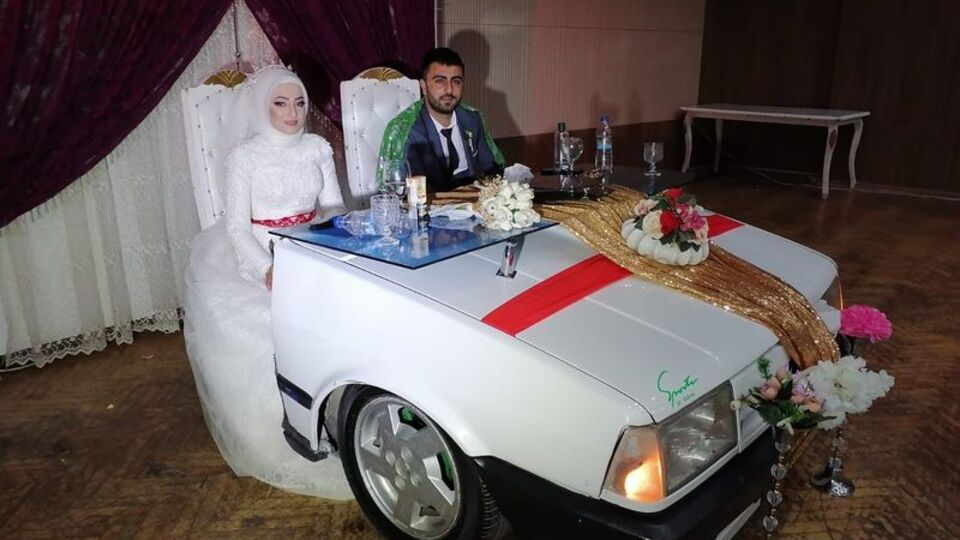 Otomobilin ön tarafını kesti, gelin-damat masası yaptı