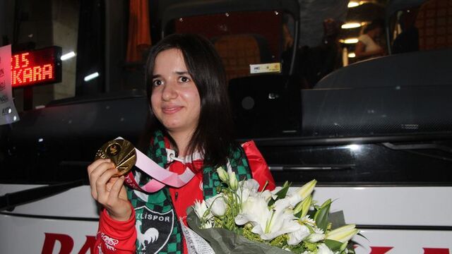 Şeyda Nur çiçeklerle karşılandı