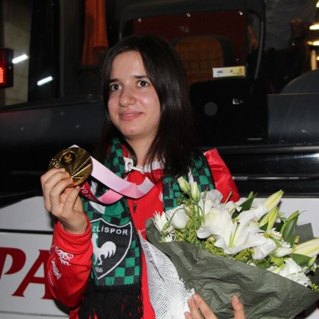 Şeyda Nur çiçeklerle karşılandı