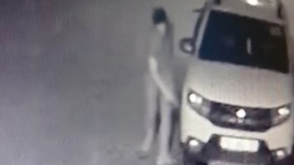 Park halindeki 22 aracın lastiklerini kesti!