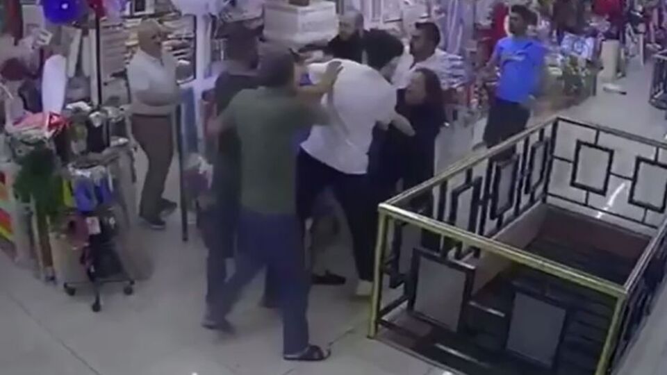 Eşini döven esnafa feci linç!