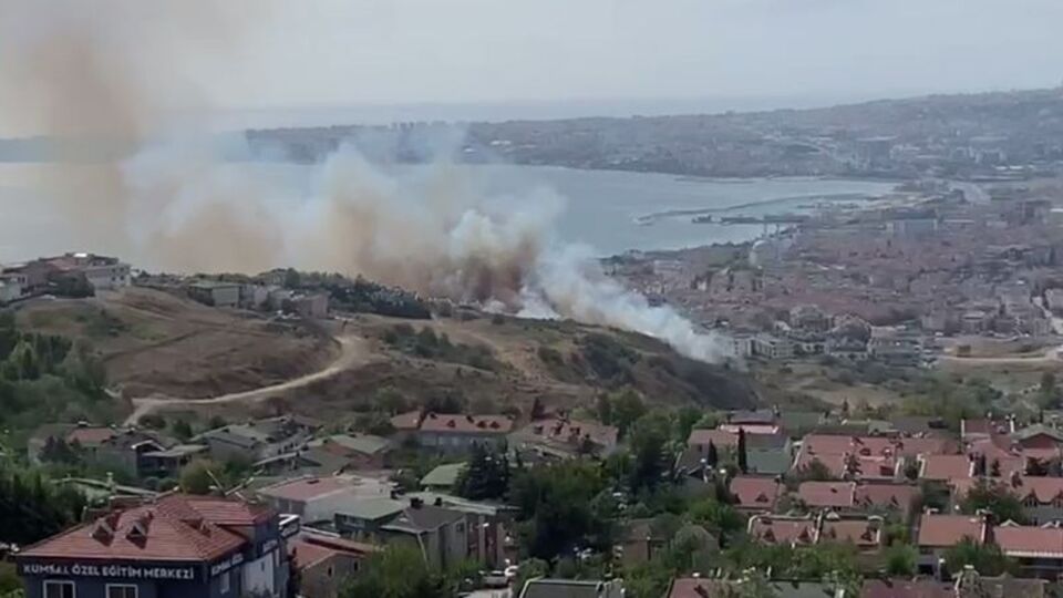 Büyükçekmece'deki yangın evleri tehdit etti