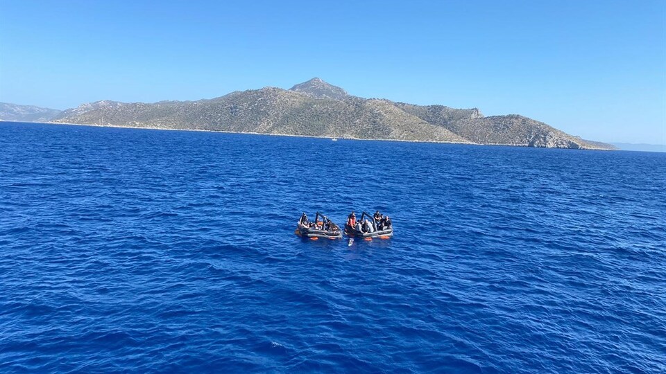 Ege Denizi'nde 21 göçmen kurtarıldı