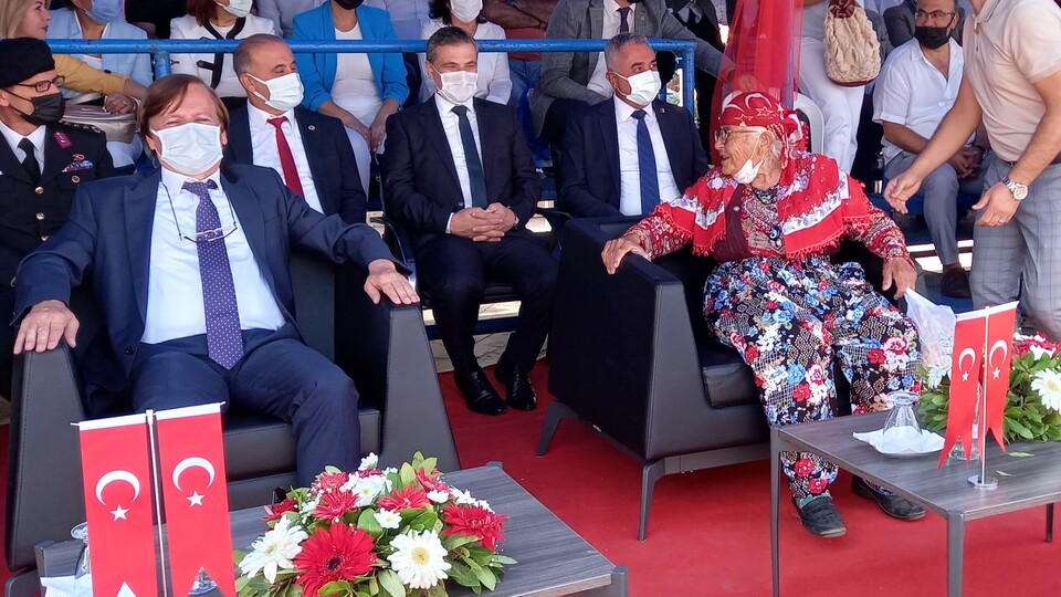 Sahneye çıkan başkanın koltuğuna oturdu