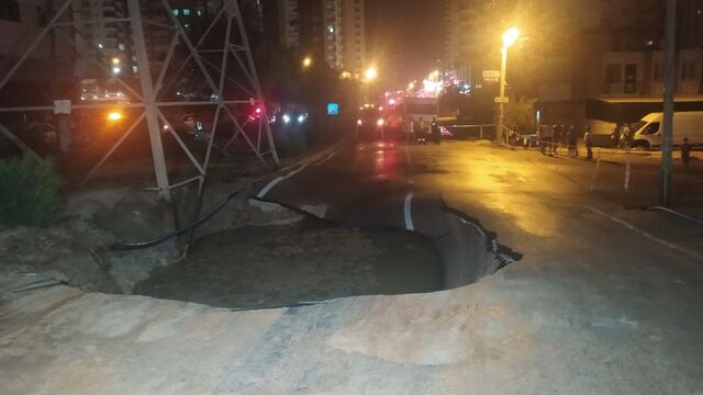 Adana'da su borusu patlayınca yol çöktü, binaları su bastı
