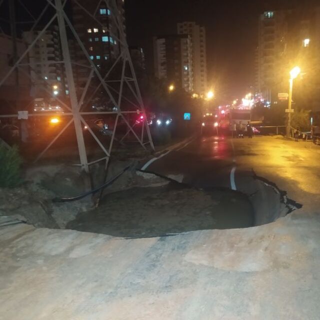 Adana'da su borusu patlayınca yol çöktü, binaları su bastı